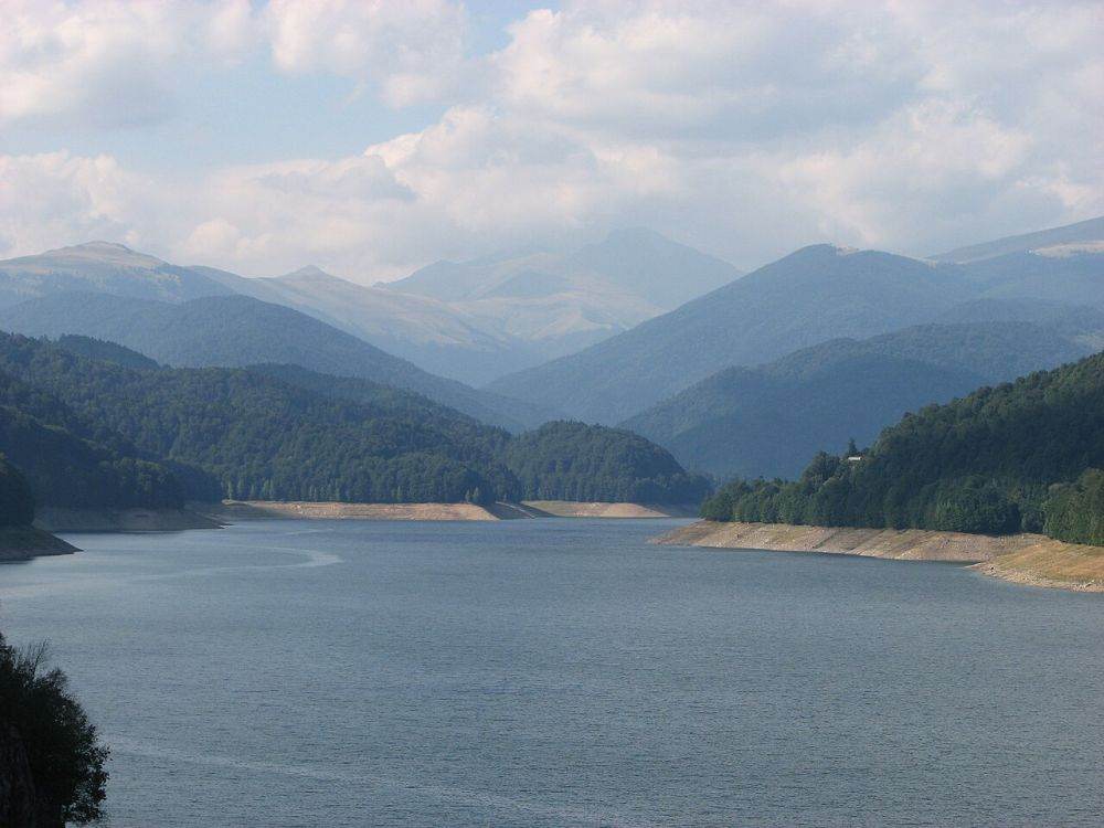 Hidroelectrica a început deversarea controlată a lacului Vidraru